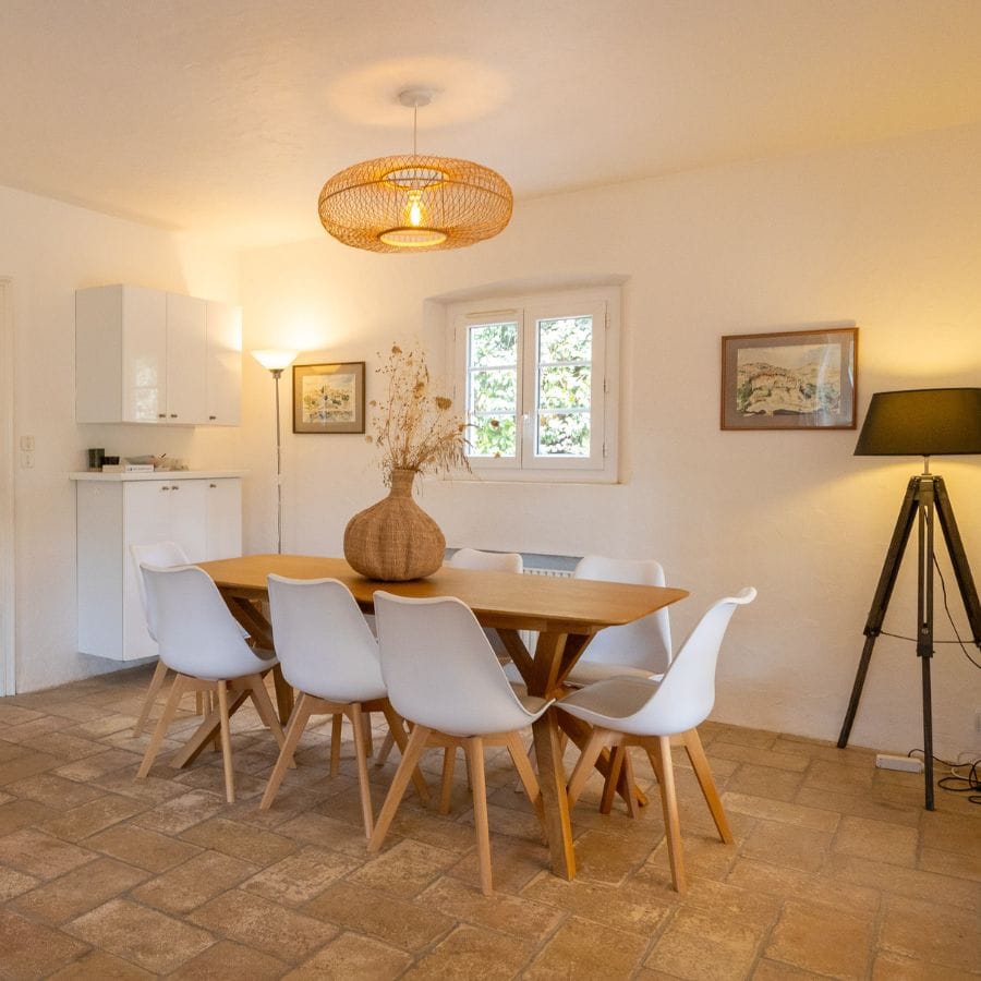 Grande pièce à vivre salle à manger de la Villa Casadeî, étage location villa grand salon climatisé 11 personnes Rayol-Canadel-sur-Mer