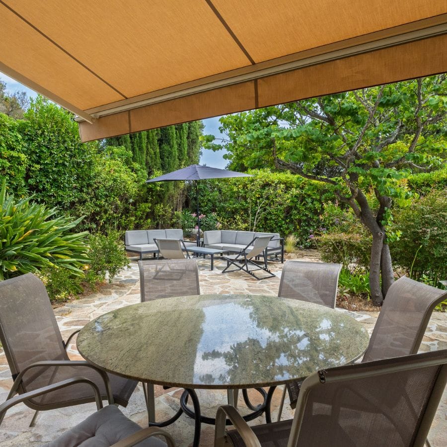Terrasse ombragée avec salon de jardin Villa Casadeî terrasse ombragée villa vacances repas extérieur Rayol-Canadel Var