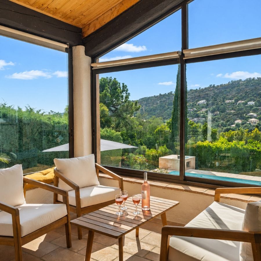 Véranda de la Villa Casadeî, idéale pour séjours hors saison estivale villa avec véranda location mi-saison Rayol-Canadel Côte d'Azur