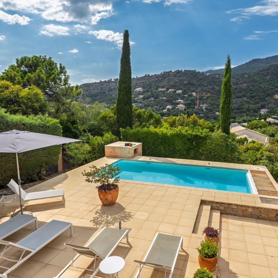 Vue d’ensemble de la Villa Casadeî grande villa vacances famille 11 personnes Côte d'Azur Var 83820